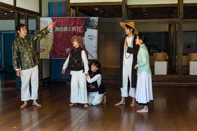 海島演劇《開在壁上的花》，以白色恐怖受難者楊國宇、簡國賢及林秋祥故事為主軸，談論台灣新劇的蓬勃與衰落及白色恐怖的無情。（海島演劇提供）