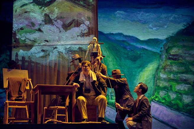 以画家陈澄波妻子张捷故事为主题，飞人集社剧团年度作品《藏画》，描述张捷如何在时代动盪中，用心保护夫婿的作品，使后人得以见证陈澄波的艺术成就。（陈又维摄，飞人集社提供）