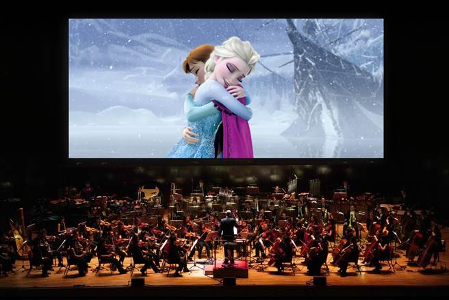 百老匯当红主唱、曾获百老匯音乐剧最佳女主角奖的歌手琳赛・皮尔斯（Lindsay Pearce）将来台，为电影交响音乐会《冰雪奇缘》献唱艾莎公主一角，6月下旬登场。（牛耳艺术提供）