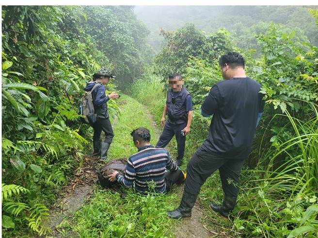 林务局花莲林区管理处与警方19日在卓溪乡国有林班地查获潘、陈2名山老鼠， 起出牛樟芝786公克、金线莲14公克，市值约9.5万元。（花莲林管处提供／罗亦晽花莲传真）
