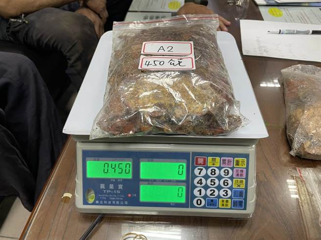 林务局花莲林区管理处与警方19日在卓溪乡国有林班地查获潘、陈2名山老鼠， 起出牛樟芝786公克、金线莲14公克，市值约9.5万元，且他们还将牛樟芝依大小分级包装。（花莲林管处提供／罗亦晽花莲传真）