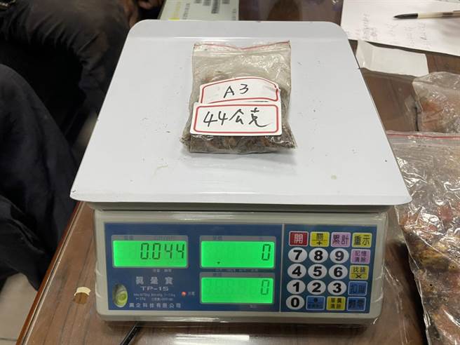 林务局花莲林区管理处与警方19日在卓溪乡国有林班地查获潘、陈2名山老鼠， 起出牛樟芝786公克、金线莲14公克，市值约9.5万元，且他们还将牛樟芝依大小分级包装。（花莲林管处提供／罗亦晽花莲传真）