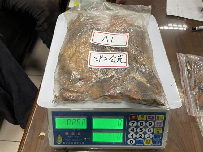 林务局花莲林区管理处与警方19日在卓溪乡国有林班地查获潘、陈2名山老鼠， 起出牛樟芝786公克、金线莲14公克，市值约9.5万元，且他们还将牛樟芝依大小分级包装。（花莲林管处提供／罗亦晽花莲传真）