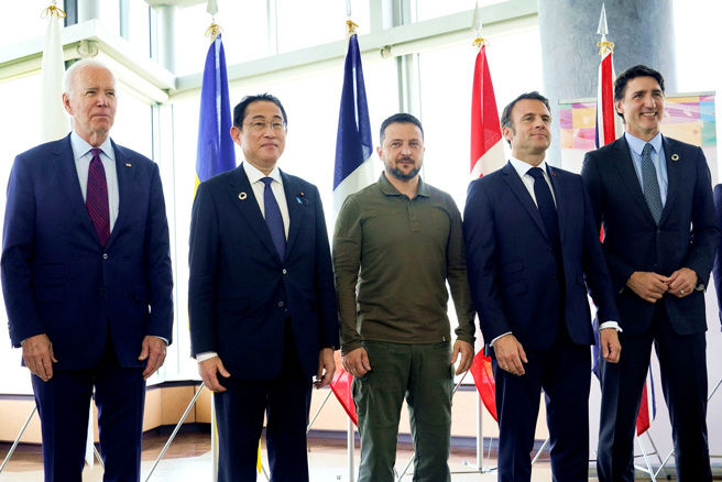 G7广岛峰会21日进行最后一天议程，上午展开以乌克兰为主题的工作会议，乌克兰总统泽伦斯基亲自出席。图为会议展开前，泽伦斯基与日相岸田文雄、美国总统拜登等领袖合影。（图／路透社）