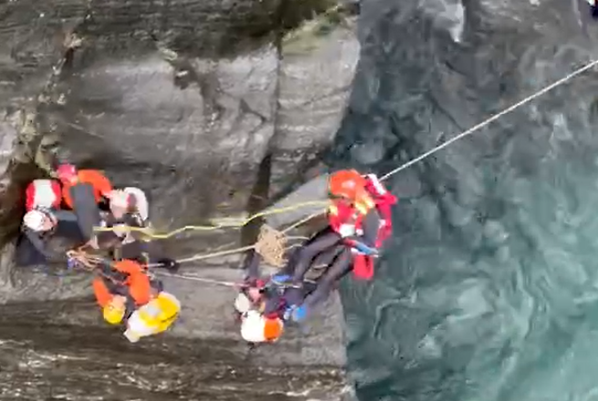 飞龙瀑布5名受困者于20日上午10时许全数救出。（屏东县消防局提供／谢佳霖屏东传真）