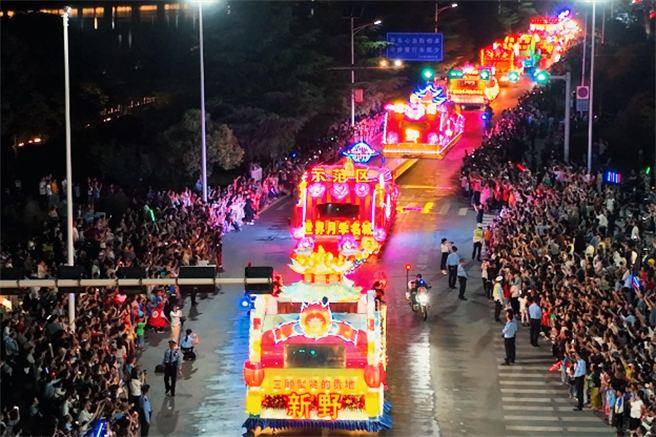 大陆河南两名男子将录制的花车游行影片配上办丧事的哀乐并发布上网，被当地公安行政拘留7至8天，各处罚款人民币500元。图为花车游行现场照片。（翻摄自观察者网）