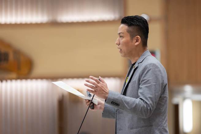 新北市議員陳偉杰批，賴清德將民主當成了民進黨的專利，把台灣的民主當成了「民進黨做主」，黑金詐騙更是民進黨的現在進行式！（陳偉杰提供）