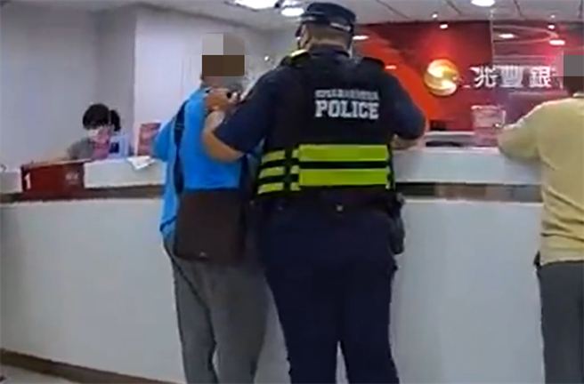 53岁的李姓男子疑遇上诈骗，临柜提款。（翻摄照片／高雄洪靖宜传真）