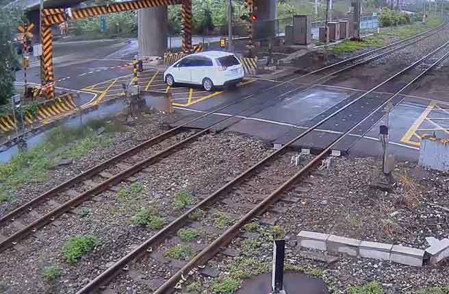 小客车硬闯平交道。(图/读者提供)