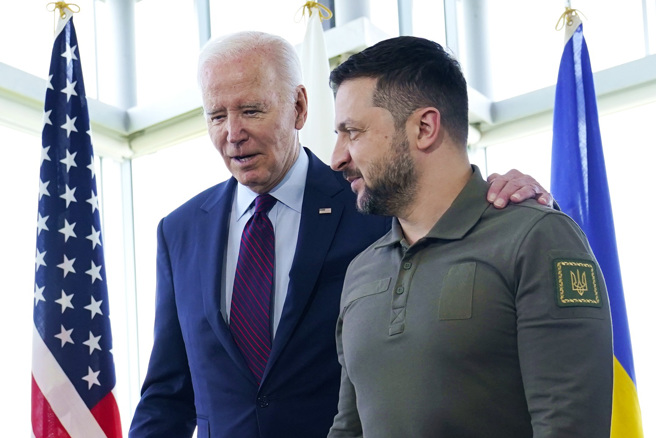 画面为21日泽伦斯基参加广岛G7乌克兰工作会议前，被拍到与拜登互动，拜登搭上他的肩。（图／美联社）