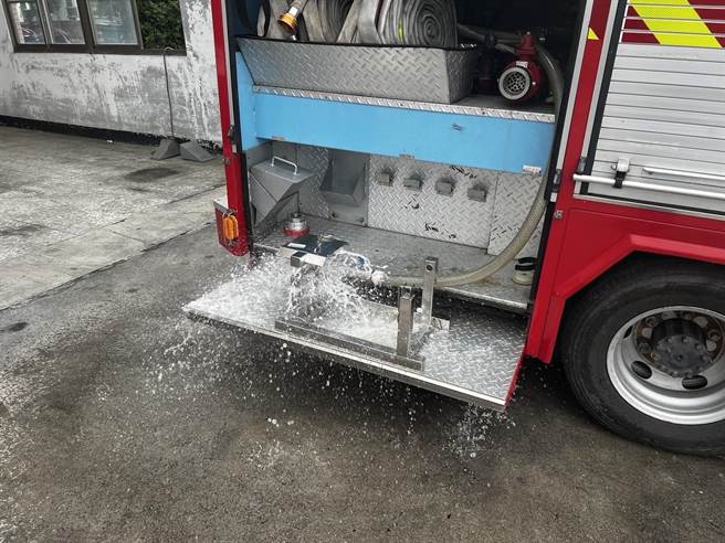 官田消防分队今年将前年研发的消防水带收卷机，与小型水箱车结合，以贴近第一线人员的需求。（官田消防分队提供／张毓翎台南传真）