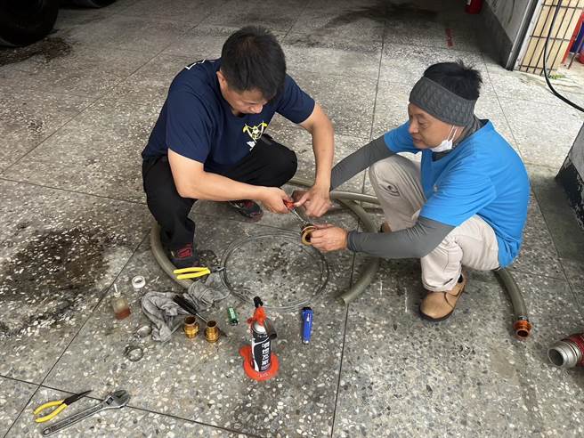 队员们分工合作精进消防水带收卷机的效率。（官田消防分队提供／张毓翎台南传真）