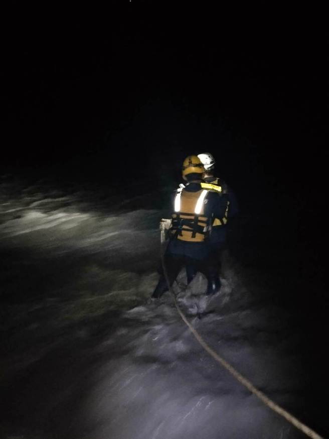 屏东雾台乡飞龙瀑布20日传出10人因溪水暴涨受困，当中5人由直升机平安吊挂获救，仍有5人失联。（屏东消防局提供／谢佳潾屏东传真）