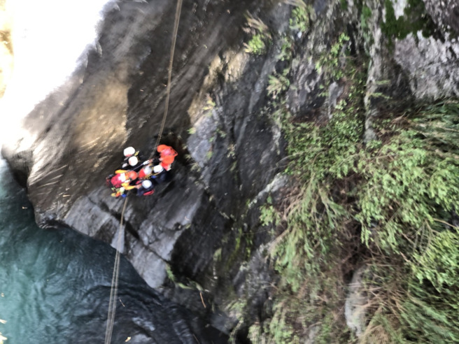 飞龙瀑布救援行动困难，警消请来专业溯溪教练前来支援。（屏东县消防局提供／谢佳霖屏东传真）