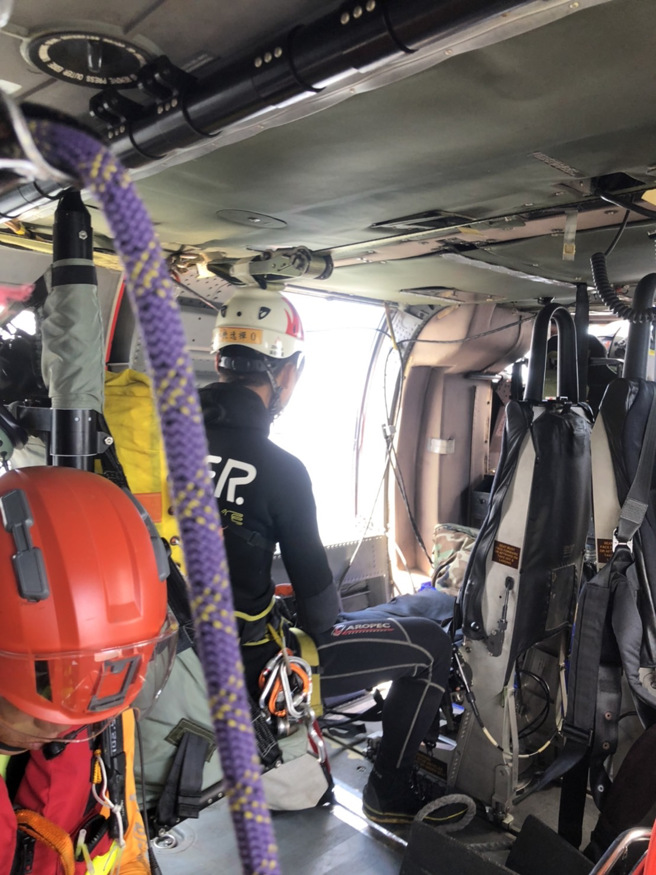 屏东雾台乡飞龙瀑布20日传出10因溪水暴涨受困，当中5人由直升机平安吊挂至台东丰年机场。（屏东消防局提供／谢佳潾屏东传真）