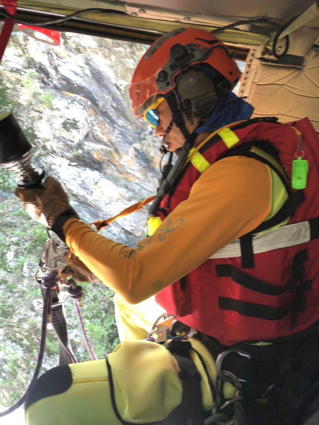 屏东雾台乡飞龙瀑布20日传出10因溪水暴涨受困，当中5人由直升机平安吊挂至台东丰年机场。（屏东消防局提供／谢佳潾屏东传真）