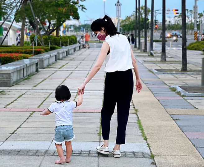 国民党发言人李明璇日前接受党中央徵召，将挑战高雄市前镇、小港区立委选举。（图／翻摄自李明璇脸书）