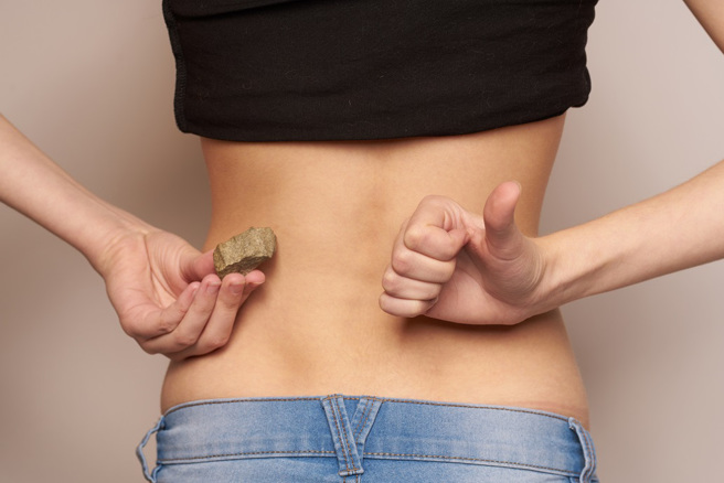 26岁女工作忙碌时常忘记喝水，肾结石找上门，腹部、腰部痛到无法站立。（示意图／Shutterstock）