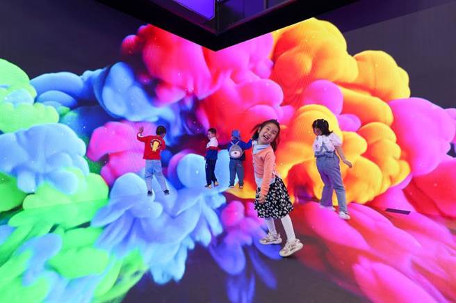 2023年大陆人工智慧科技产业区域竞争力最新排名出炉，北京、广东、上海位居前三。图为北京科技周20日在北京城市副中心开幕，小朋友们在一款裸眼3D显示萤幕前玩耍。（中新社资料照片）