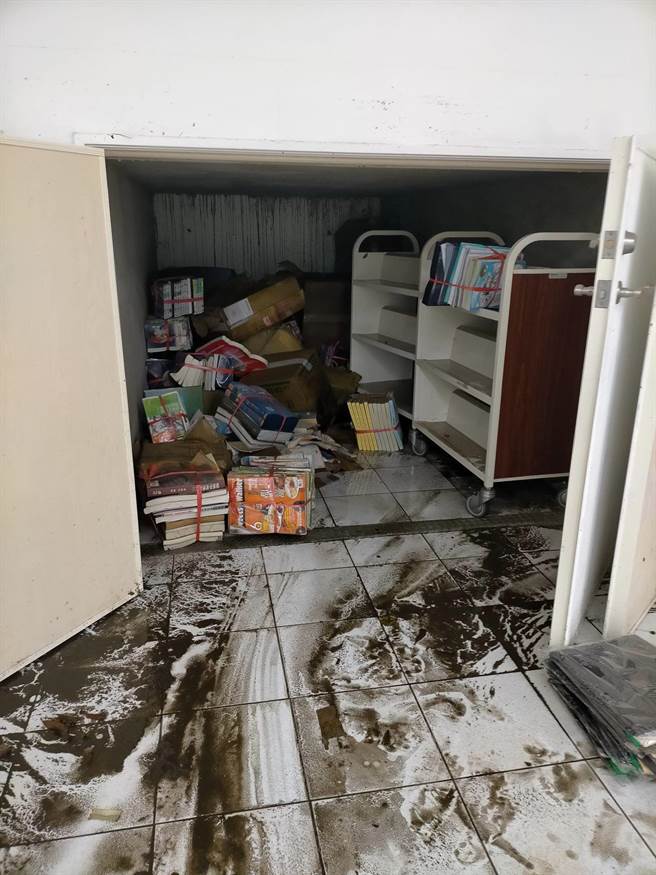 图书馆南寮图书分馆淹大水，地下室自修室及数百本老旧书籍泡水。（新竹市文化局提供／王惠慧新竹传真）