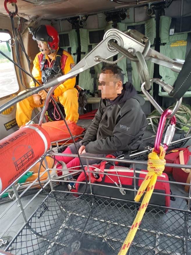 南投史姓山友膝盖受伤，空中勤务总队直升机今上午完成救援任务。（空中勤务总队提供）