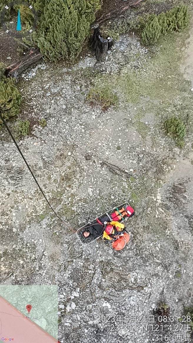 南投史姓山友膝盖受伤，空中勤务总队直升机今上午完成救援任务。（空中勤务总队提供）