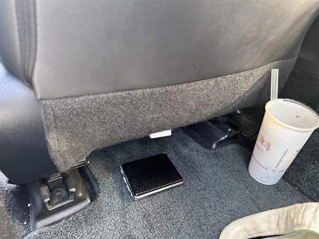 黄男与蔡男将车子违停在转角红线处，被巡逻员警鸣笛拦查，没想到黄男一看到警方上前，马上将手里的K盘往后丢，但员警可不是省油的灯，从挡风玻璃看到后，直接上前盘查车子后座，果不其然找到K盘。（高市凤山分局提供／杨舒婷高雄传真）