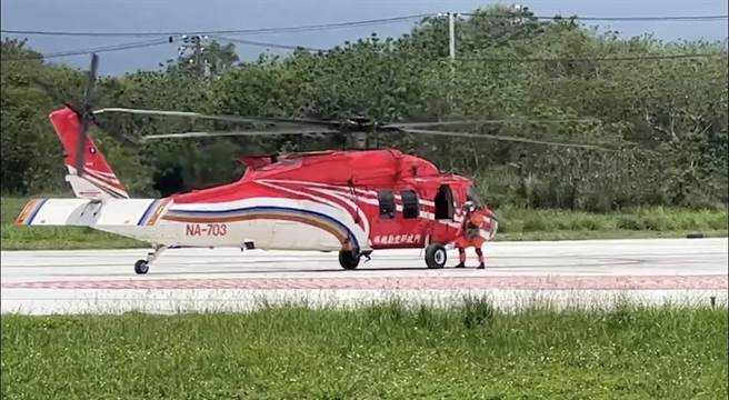 屏东飞龙瀑布受困5人吊挂抵台东丰年机场。（蔡旻妤摄）