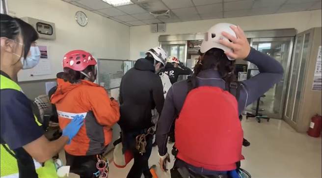 屏东飞龙瀑布受困5人自行步入医院。（蔡旻妤摄）