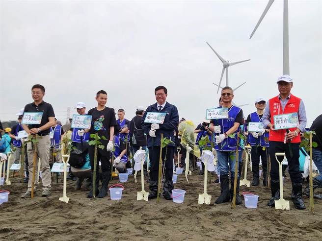 行政院副院长郑文灿今出席活动，谈及国民党徵召侯友宜参选总统，盼各政党良性竞争。（陈梦茹摄）