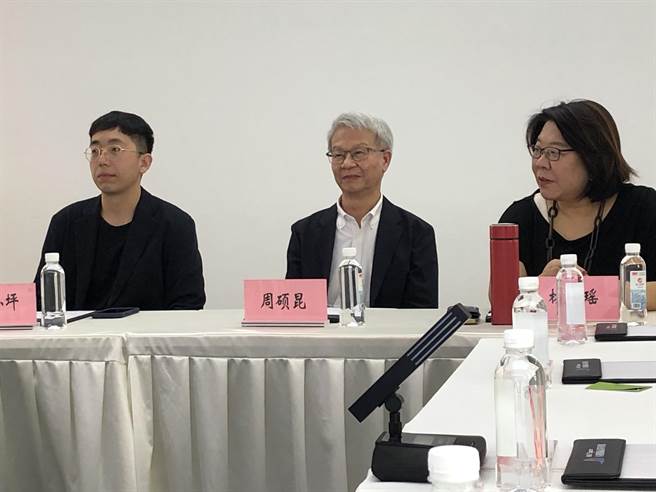 在广州南沙工作生活的台青邱小坪（由左至右）、广州耕芯电子总经理周硕崑、凯擘影业投资公司执行董事林美瑶参与座谈，畅谈台青台商在当地发展的机遇与挑战。（朱绍圣摄）