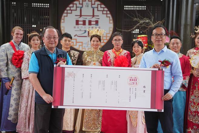 东北角管理处长马惠达（前左）与新北市观光局长杨宗珉（前右）共同为新人证婚。（东北角管理处提供／张志康新北传真）