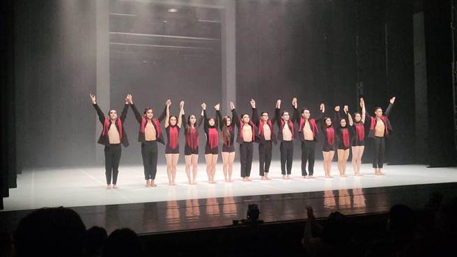 旅美编舞家洪彩希作品《自画像》，肢体具速度感和张力，呈现黑色与疯狂又带有点幽默感的内心世界。（李欣恬摄）