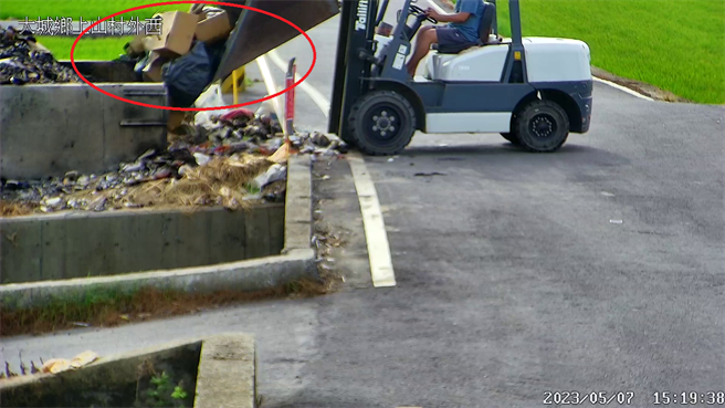 环保局为揪出少数「不经意」破坏环境的人，在县辖内的国道交流道、快速道路匝道、重要道路、沟渠堤岸及海岸沿线、公墓等偏僻易遭乱丢垃圾热区，装设移动式监视器，录到有民眾驾驶堆高机直接整车垃圾往路边倒。(彰化县环保局提供／吴建辉彰化传真)