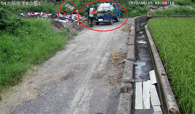 阿公阿嬷开着小货车整车垃圾往路边丢，以为神不知鬼不觉。(彰化县环保局提供／吴建辉彰化传真)