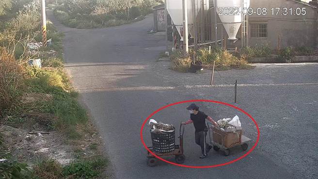 妇人手推两台推车，满满垃圾一样往路边倒。(彰化县环保局提供／吴建辉彰化传真)