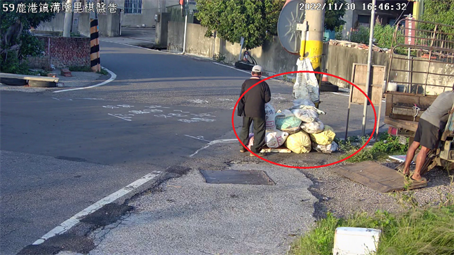 巷弄内以为没人发现，但早就被摄影机捕捉一清二楚。(彰化县环保局提供／吴建辉彰化传真)