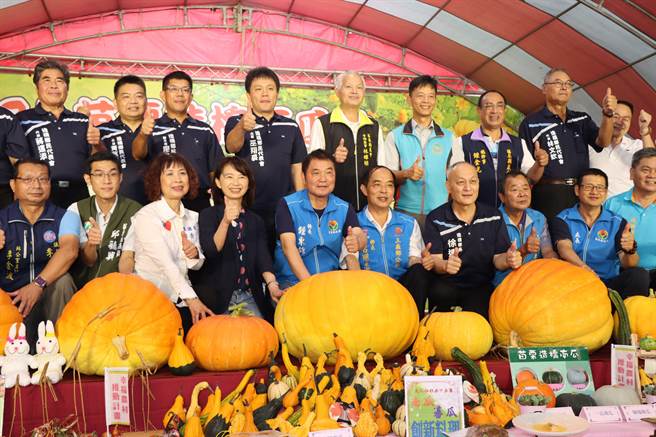 县长锺东锦等人启动南瓜节。（苗栗县政府提供／李京升苗栗传真）
