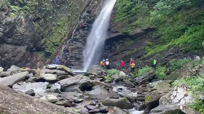 游姓男子20日在澳花瀑布賞景後，往瀑布方向下切未歸，宜蘭縣消防局派員搜尋中。（翻攝照片）