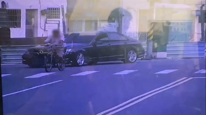 双方因行车纠纷上演街头全武行。（翻摄照片／高雄洪靖宜传真）