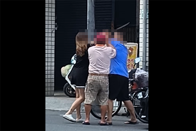 蓝衣男子与戴红色帽子的老翁起衝突甚至亮刀。（翻摄高雄人大小事）