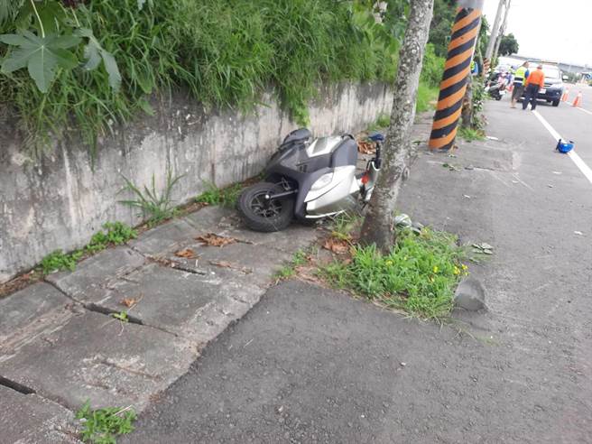 李翁的机车也严重毁损。（民眾提供／李京升苗栗传真）