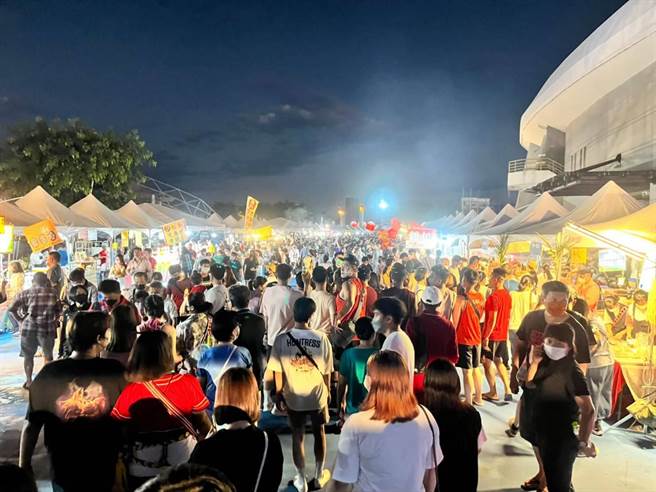 花莲暑期强檔盛事「原住民族联合丰年节」将在7月21日至23日热闹登场，县府把握机会推广原民特色美食，将提供110个摊位供族人贩售手工艺、美食、农特产及伴手礼等，呈现花莲原住民文化多元样貌。（花莲县政府提供／罗亦晽花莲传真）