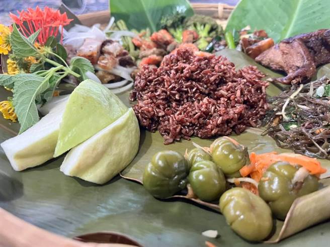 花莲暑期强檔盛事「原住民族联合丰年节」将在7月21日至23日热闹登场，县府把握机会推广原民特色美食，将提供110个摊位供族人贩售手工艺、美食、农特产及伴手礼等，呈现花莲原住民文化多元样貌。（花莲县政府提供／罗亦晽花莲传真）