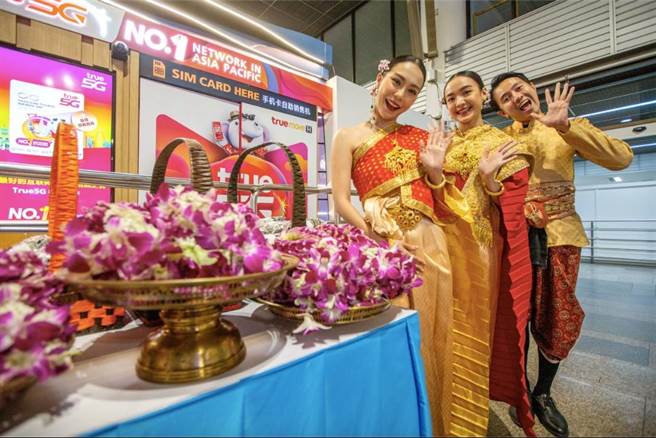 日前在泰国曼谷廊曼国际机场等待迎接中国游客的工作人员。（新华社）