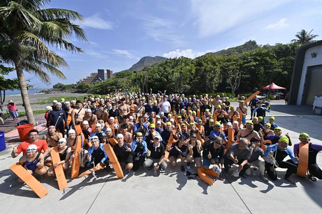 来自各方参与「2023泳渡西湾」的泳士们合影。（翻摄照片／高雄洪靖宜传真）