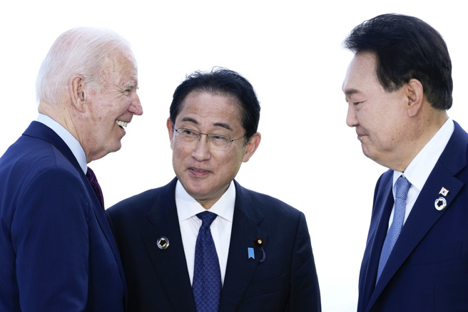 21日G7广岛峰会最后一天议程结束，美日韩领袖场边会谈上，拜登邀请岸田文雄、尹锡悦访美举行三方会谈。图为会议展开前，泽伦斯基与日相岸田文雄、美国总统拜登等领袖合影。（图／美联社）