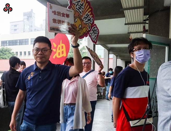 112年度国中教育会考于今(21)日结束，家长与亲友在考场为考生加油，鼓励考生衝出好表现。(粘耿豪摄)