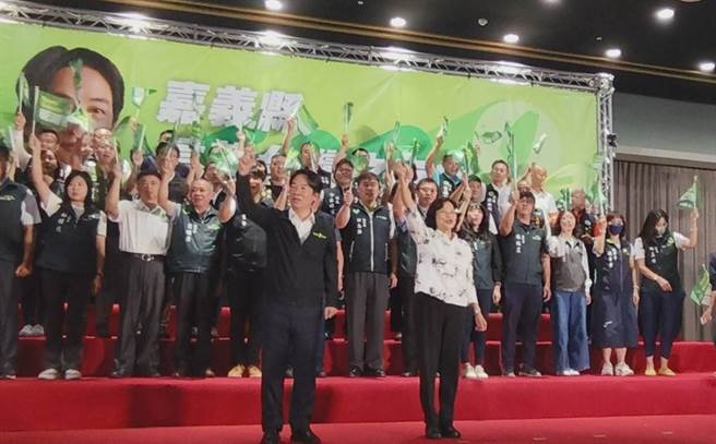 赖清德副总统授旗给嘉义县信赖台湾之友会理事长林秋桂。（廖素慧摄）