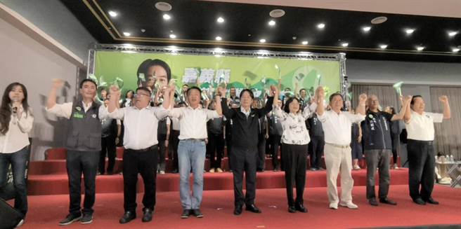 民进党嘉义县长翁章梁、议员、乡镇市长、农会总干事到场，与赖清德高呼「冻蒜」。（廖素慧摄）